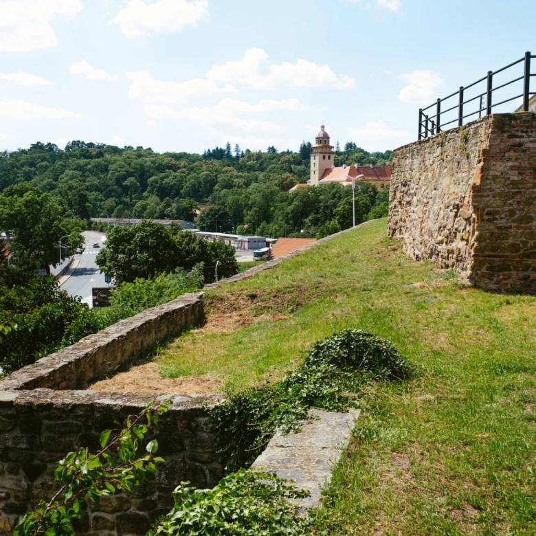 Pohled na město Moravský Krumlov z hradní zdi.