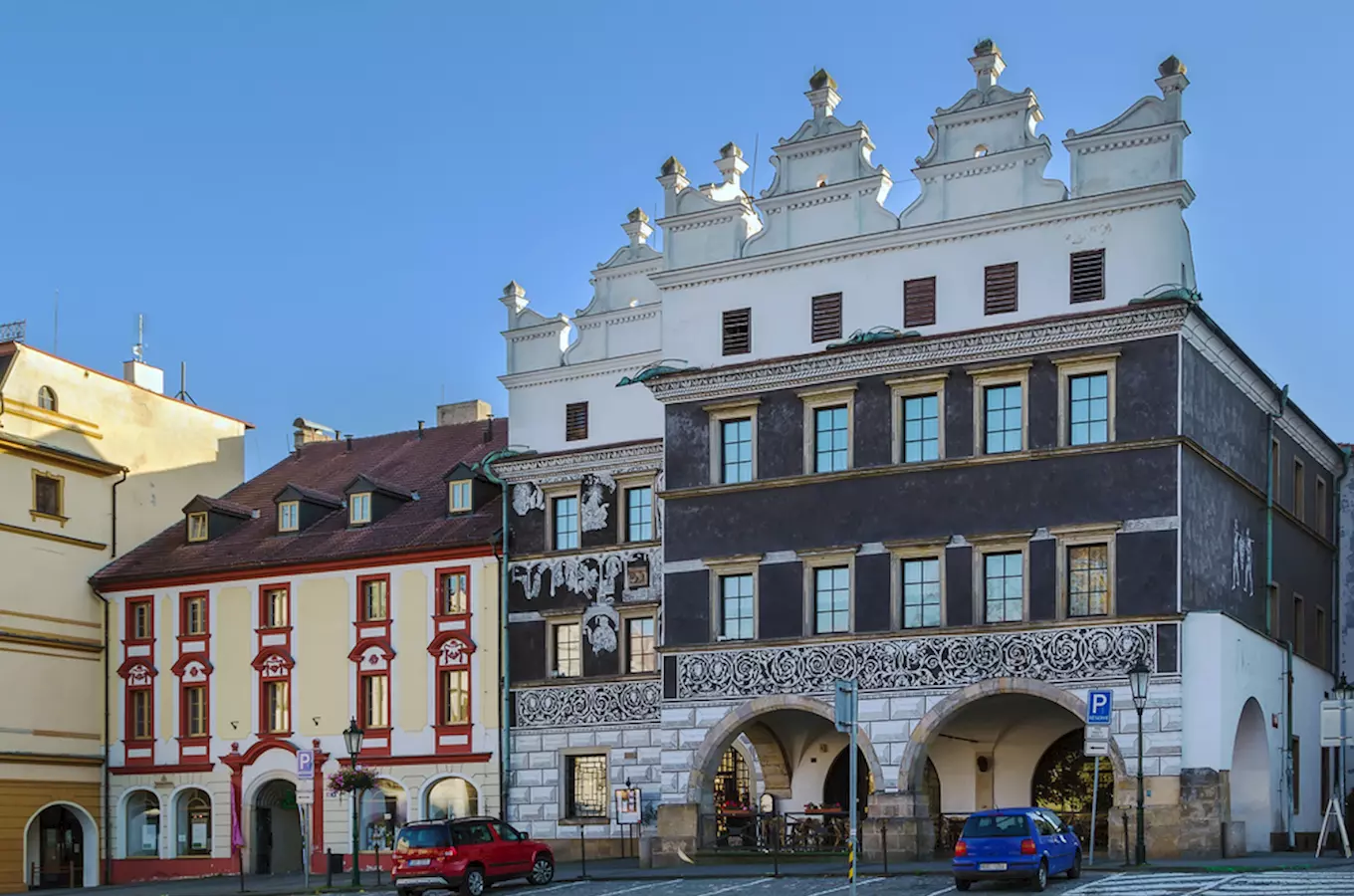 Historické domy na náměstí v Litoměřicích s arkádami.