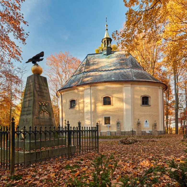 Kulová kaple s pomníkem v autumnu v Trutnově.
