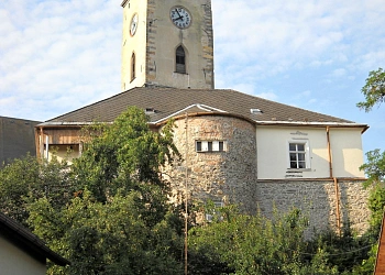 Historická věž kostela s hodinami v Mohelnici.