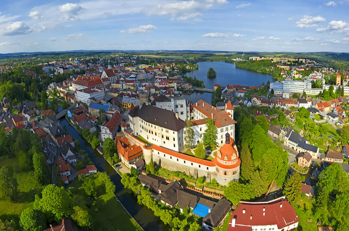 Pohled na hrad v Jindřichově Hradci s řekou a městem.