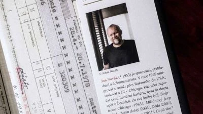 Strana s fotografií Milana Kundery a jeho životopisem.