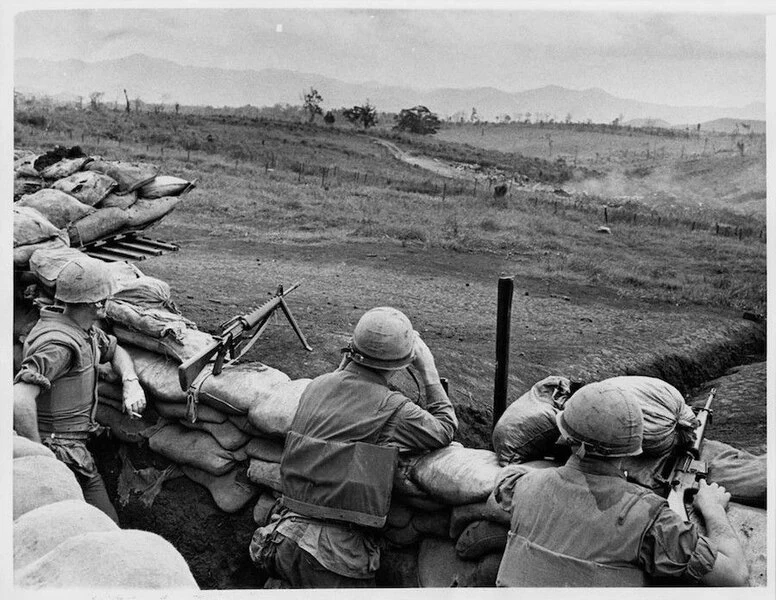 Američtí vojáci ve válce ve Vietnamu v zákopu s puškami.