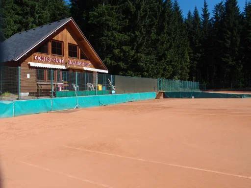 Hraci arena tenisoveho kurzu v Harrachově