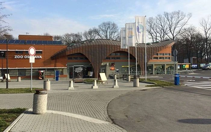 Vstupní brána zoo v Ostravě s charakteristickou dřevěnou fasádou.