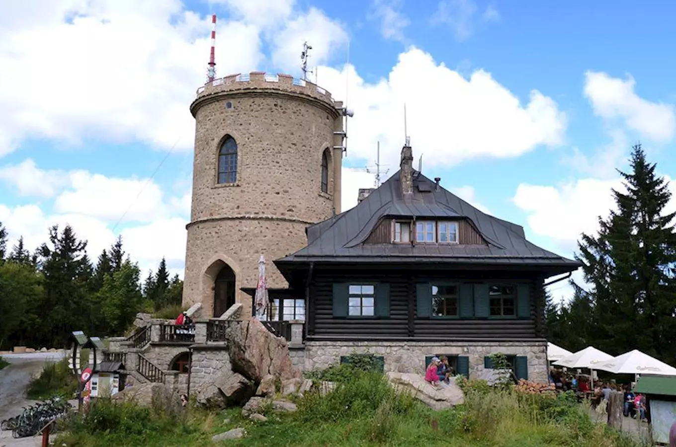 Rozhledna Klet s dřevěnou budovou v přírodě.