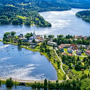 Vzdušný pohled na městečko u jezera v obci Lipno nad Vltavou.