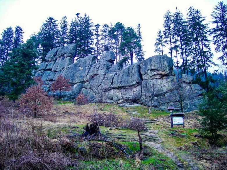 Skalní útvar v lesu na území Beskyd nebo Valašska.