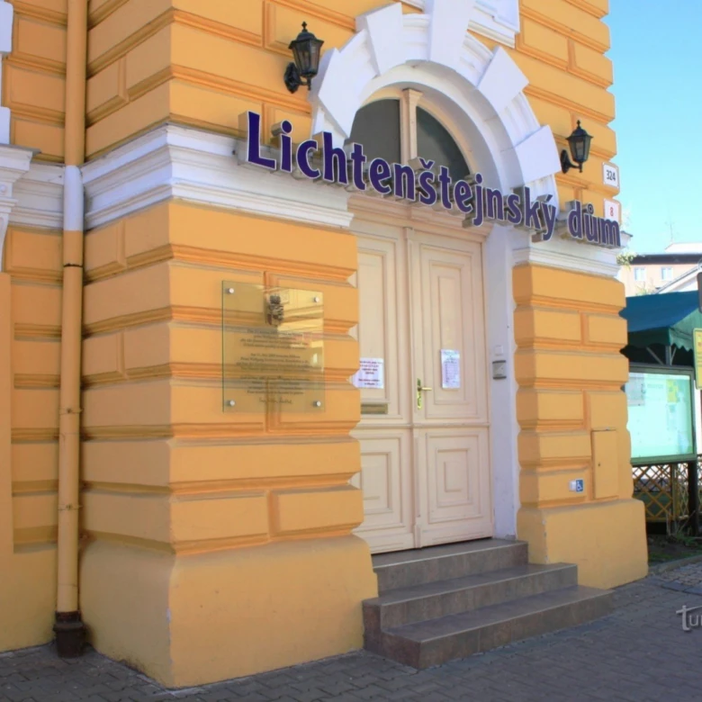 Vstup do budovy Lichtenštejnského domu v Břeclavi.