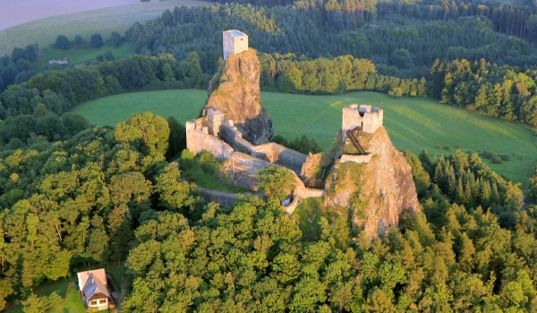 Ruiny hradu v Českém ráji na skalních útvarů