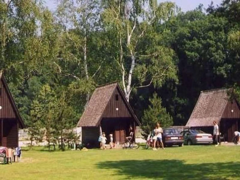 Kemp s dřevěnými chatami pro rodiny v přírodě.