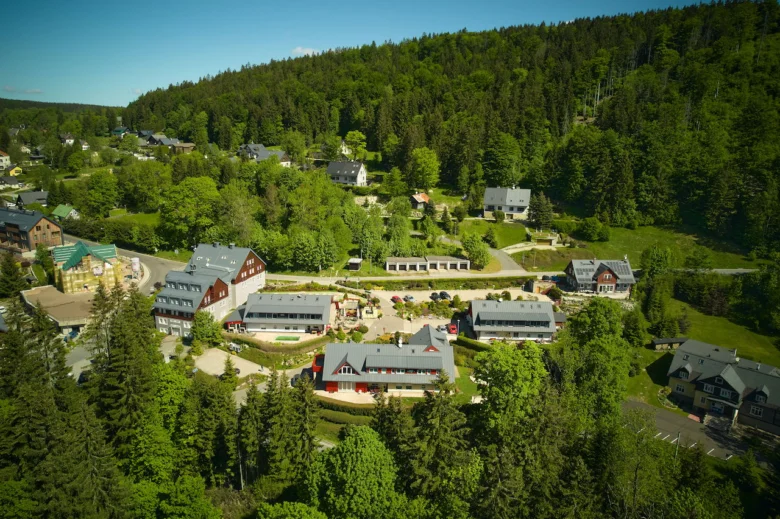 Velký rekreační komplex uprostřed lesa vhodný pro rodiny s dětmi.