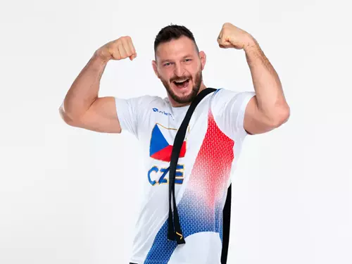 Lukáš Krpálek v dresu české reprezentace ukazuje svaly.