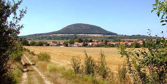 Pohled na kopci nad vesnicí v krajině Roudnice nad Labem