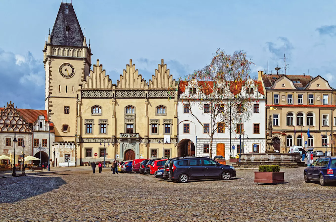 Historické náměstí v Tábore s radnicí a hodinovou věží.