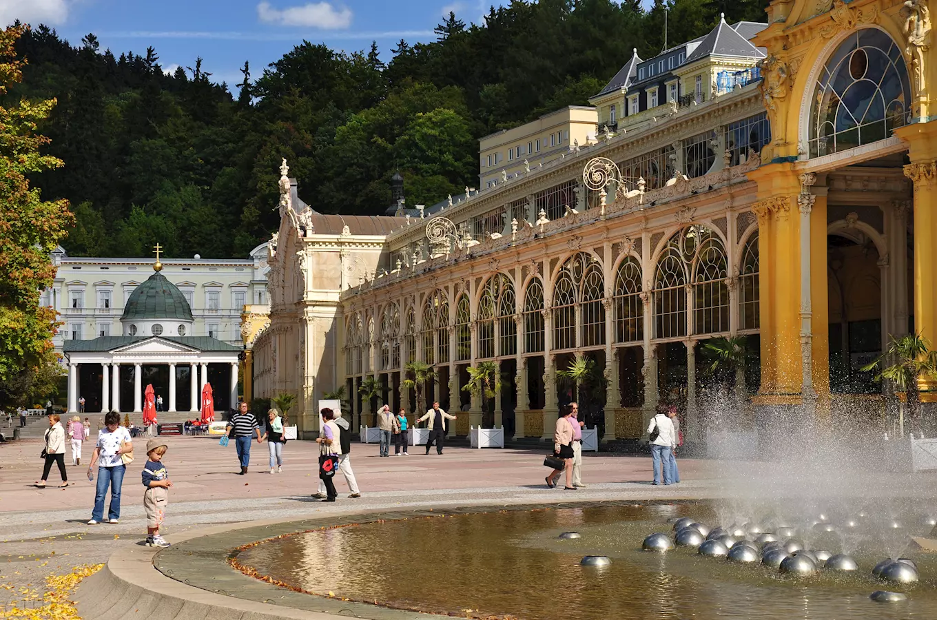 Vstup do velkého lázeňského domu v Mariánských Lázních s fontánou.