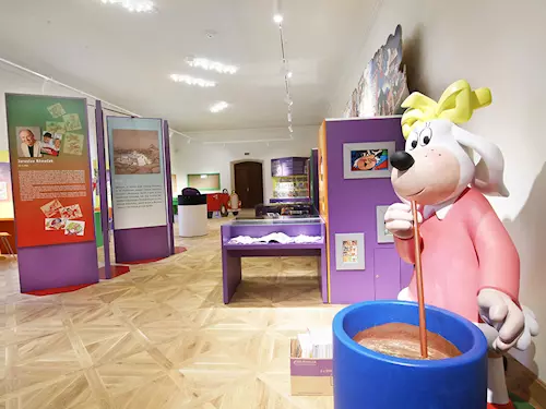 Socha Čtyřlítku v muzeu s informacemi o českém komiksu.