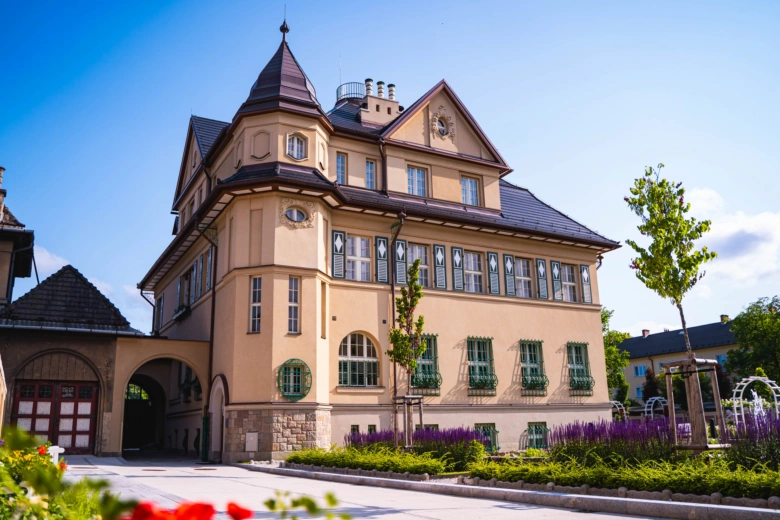 Grossmannova vila v Ostravě s zahradou pod modrou oblohou.