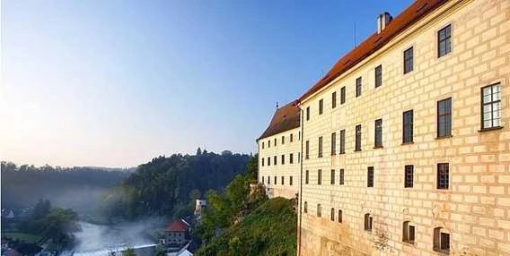 Zámek na kopci nad řekou v Jihočeském kraji