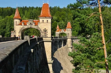 Historický most s věžemi v Kralove nad Labem