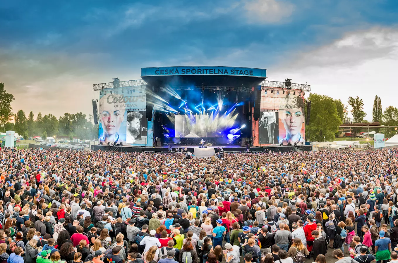 Velká dav na hlavním pódiu hudebního festivalu Colors of Ostrava.