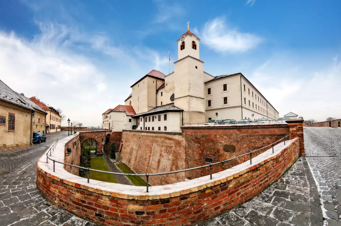 Hrad Špilberk v Brně s věží a kamennými zdmi.