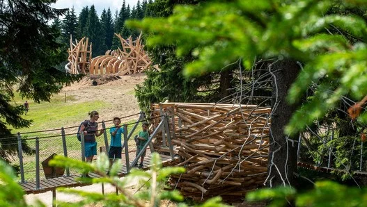 Dřevěná hřiště v Krkonoších s dětmi na mostku.