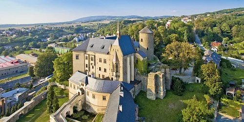 Letecký pohled na hrad v Olomouci s okolní krajinou.