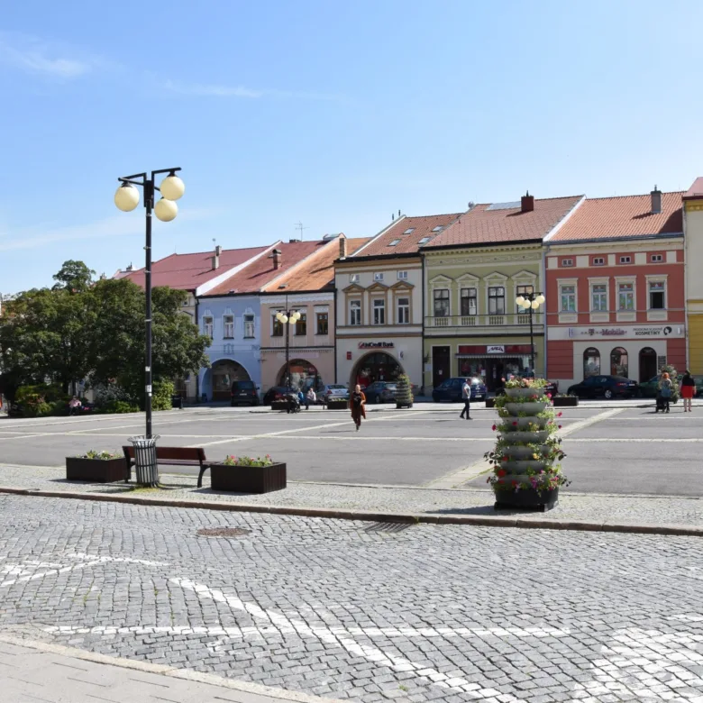Náměstí s historickými budovami a lidmi v Valašském Meziříčí