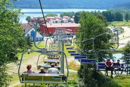 Lift v létě na vodní nádrži Lipno s turisty.