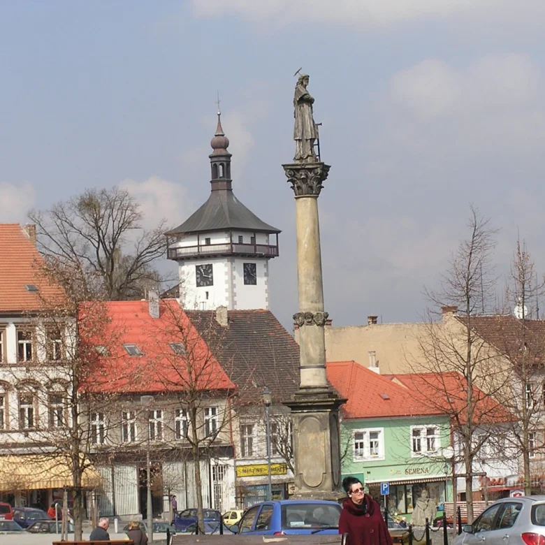 Sloup s sochou na náměstí v Roudnici nad Labem