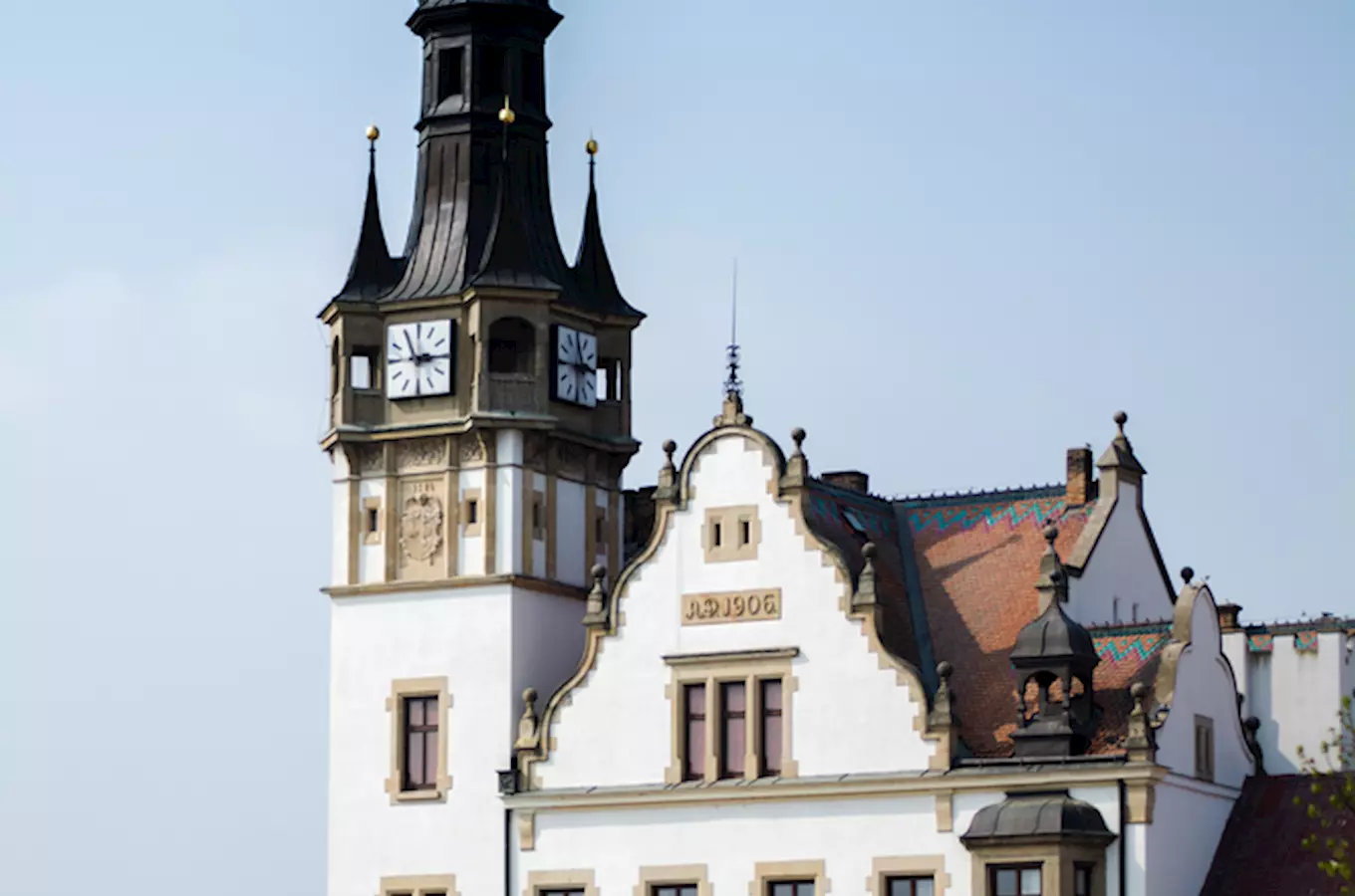 Historická radnice v Hustopečích s věží a hodinami.