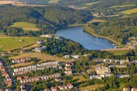 Pohled na jezero v Bílých Karpatech s okolními vesnicemi.