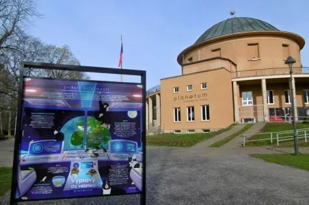Planetárium v Praze s informační tabulí pro rodiny