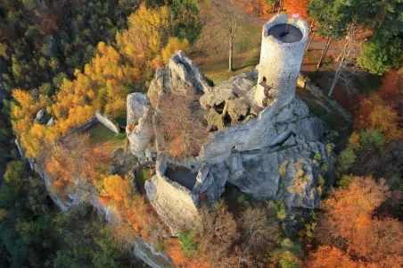 Ruina hradu na skále v Male Skalě podzimní barvy.