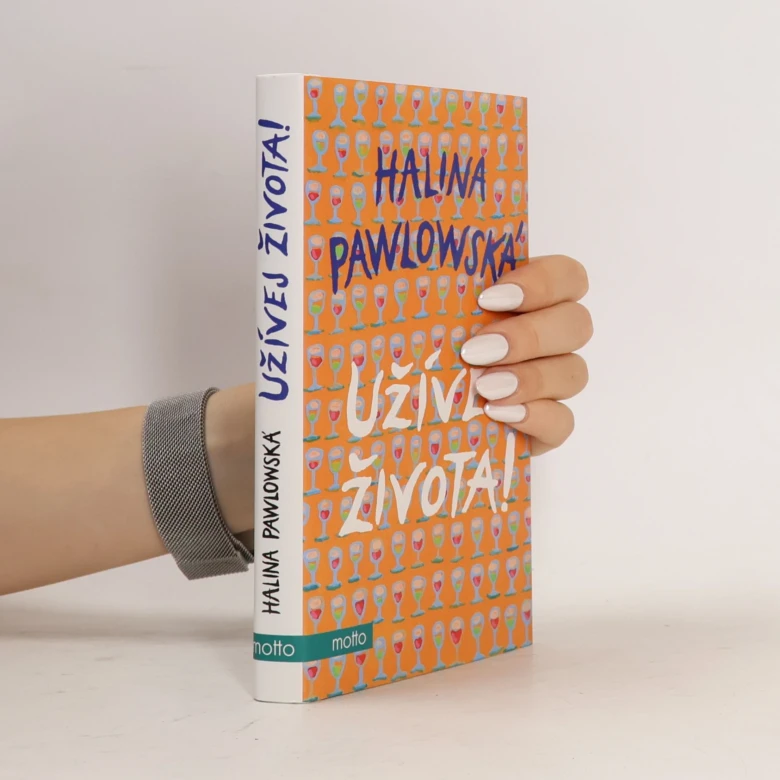 Ruka drží knihu Užívej života! od Haliny Pawlowské.