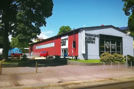 Technické muzeum v Liberci s výstavou vlaku před budovou.