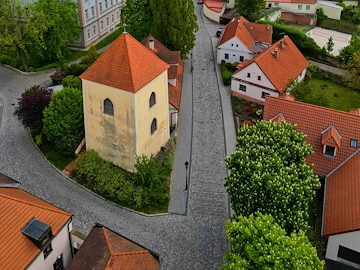 Pohled na historické náměstí v Benešově s kostelem.