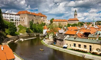 Panoramatický pohled na hrad Český Krumlov nad řekou.