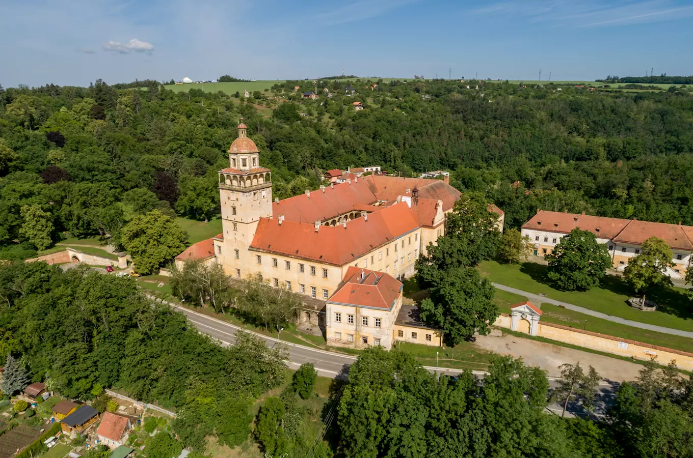 Letecký pohled na hrad v Moravském Krumlově.