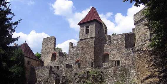 Zřícenina kamenného hradu v krajině kolem Klatov.