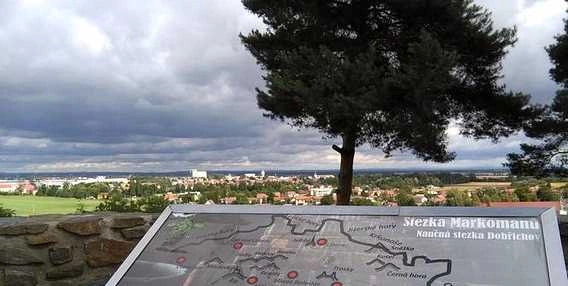 Pohled na město Poděbrady s mapou turistické trasy.