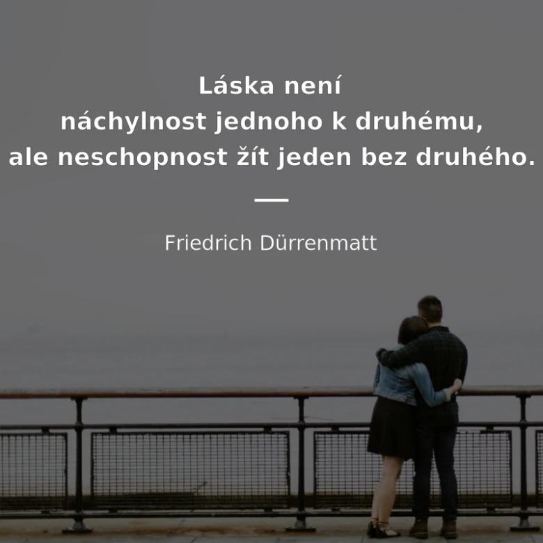 Manželé se objímají u vody s citátem o lásce.