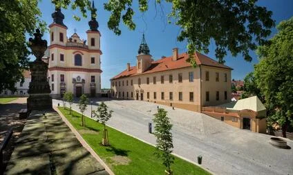 Litomyšlský zámek s kostelem na náměstí v centru města.