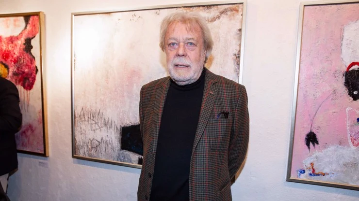 Portrét Ladislava Potměšíla v galerii s jeho malbami.