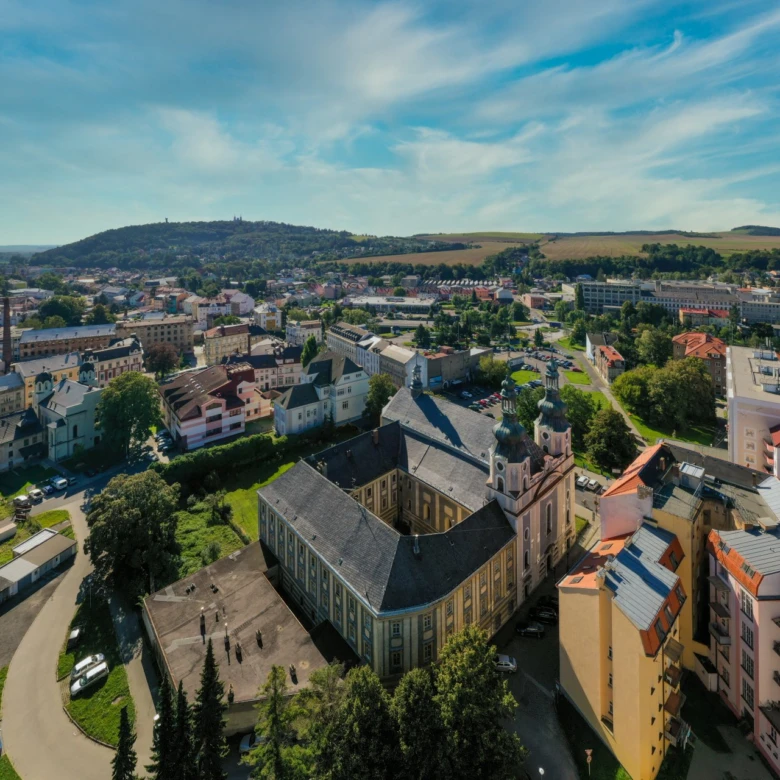 Pohled na město Krnov s kostelem z výšky.