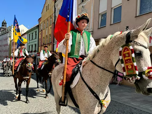Lidé na koních s vlajkami při kulturní akci ve Zlínském kraji