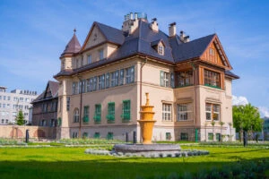 Grossmannova vila v Ostravě na pozadí zelené trávy.
