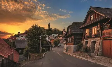 Historické město Štramberk v západu slunce s dřevěnými domy.