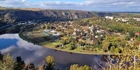 Pohled na město Královy nad Vltavou s řekou v popředí.
